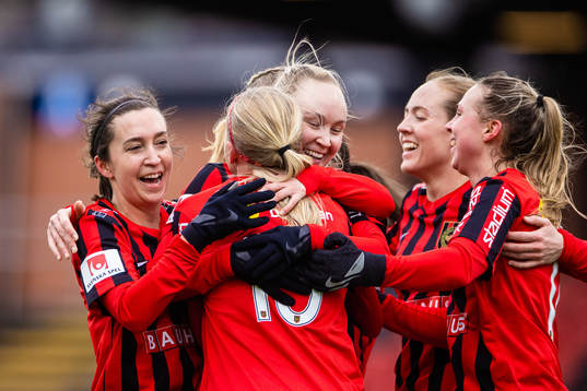Brommapojkarnas Elsa Karlsson jublar med Fanny Hjelm