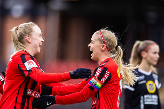 Brommapojkarnas Elsa Karlsson (h) jublar