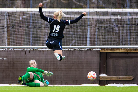 Brommapojkarnas målvakt Nichole Persson och IK Uppsalas