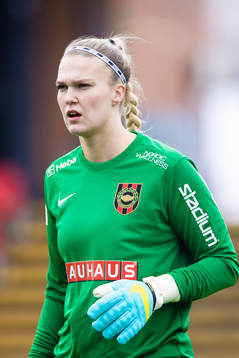 Brommapojkarnas målvakt Nichole Perssonunder