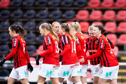 Brommapojkarnas Frida Boriero (h) jublar