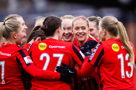 Brommapojkarnas Elsa Karlsson jublar med lagkamrater