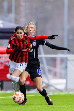 Brommapojkarnas Julia Olsson och IK Uppsalas Wilma Öhman