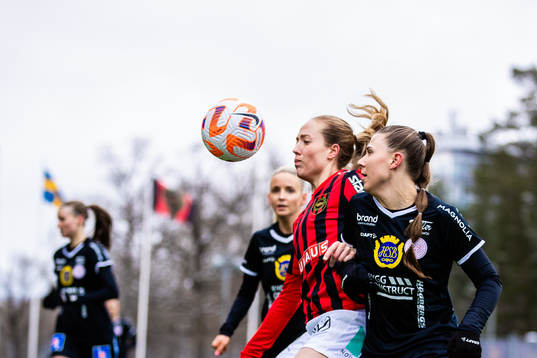 Brommapojkarnas Alice Ahlberg och IK Uppsalas Ellinor