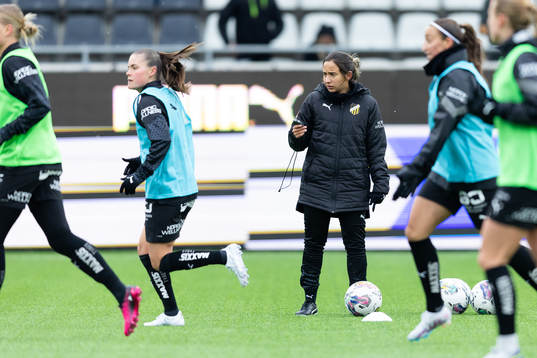 Häckens assisterande tränare Bri Campos innan