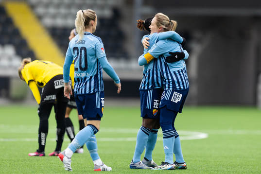 Djurgårdens Portia Boakye och Sanna Kullberg jublar