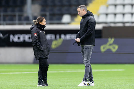Häckens assisterande tränare Bri Campos och tränare