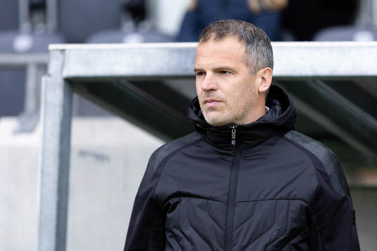Häckens tränare Robert Vilahamn innan fotbollsmatchen i