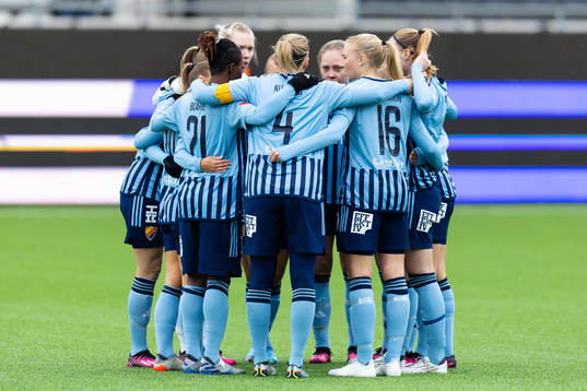 Djurgårdens spelare samlade innan fotbollsmatchen i
