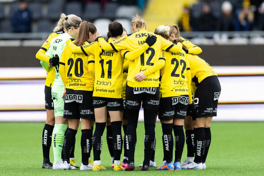 Häckens spelare samlade innan fotbollsmatchen i
