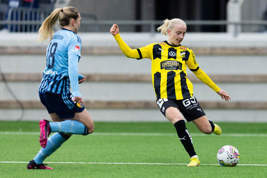 Djurgårdens Alice Bergström och Häckens Anna Sandberg