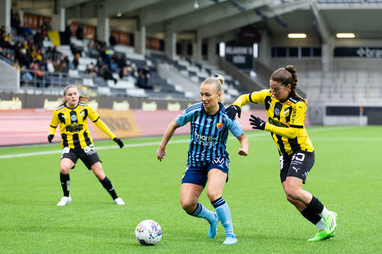 Djurgårdens Tove Almqvist och Häckens Ruby Grant