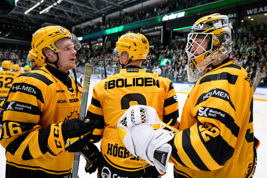 Skellefteås Linus Lindström och målvakt Linus