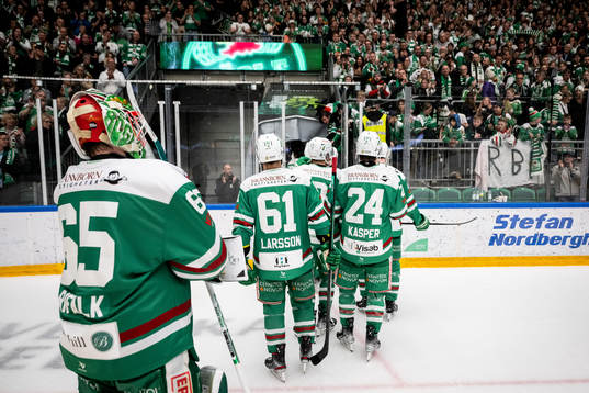 Rögles spelare lämnar isen