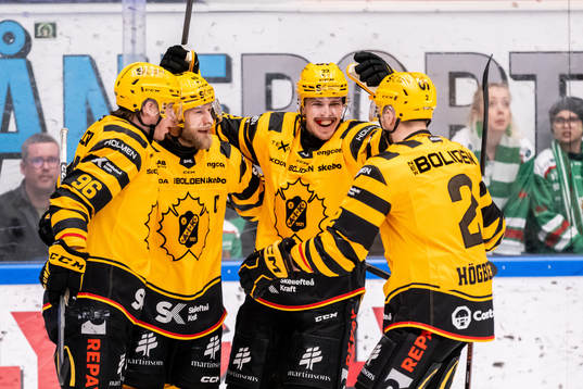 Skellefteås Oscar Möller jublar med lagkamrater