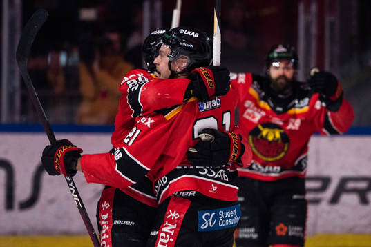 Luleås Juhani Tyrväinen jublar