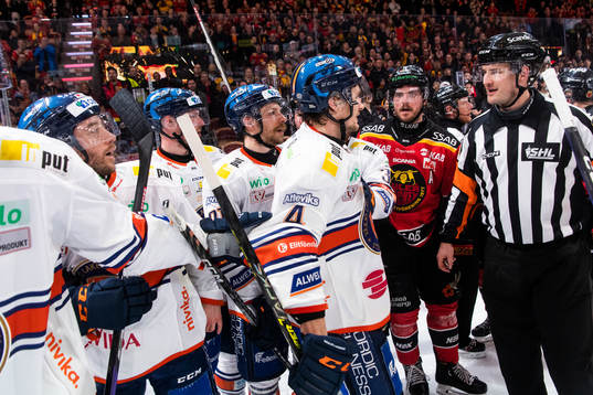 Växjös Keegan Lowe med lagkamrater och Luleås Oscar