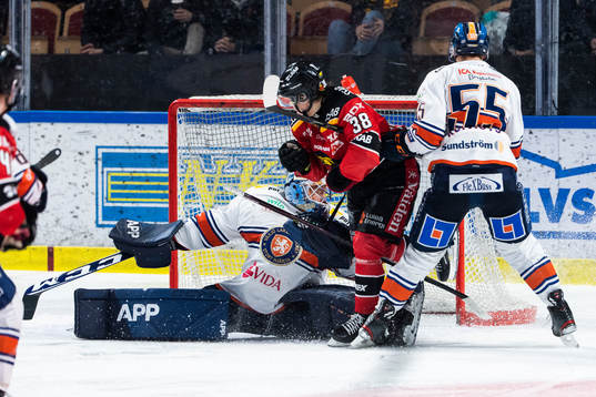Växjös målvakt Emil Larmi och Luleås Olli Nikupeteri