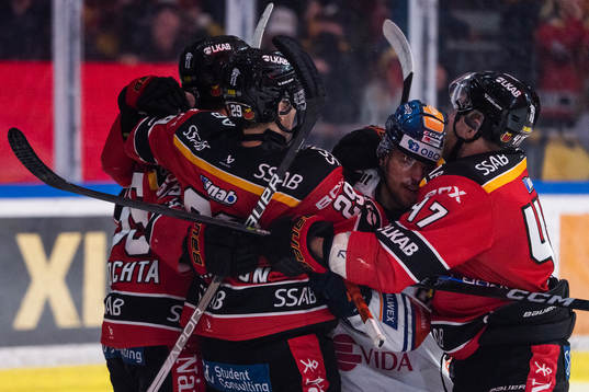 Luleås spelare med Leo Komarov jublar
