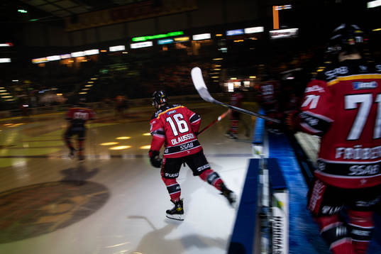 Luleås Niklas Olausson åker in på isen