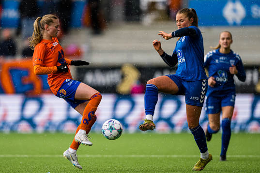 Nora Harnes Håheim of AaFK Fortuna and Christina Elise