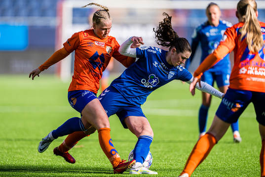 Ingeborg Lye Skretting of AaFK Fortuna and Carina Wik