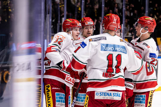 Modos Theodor Niederbach jublar med lagkamrater