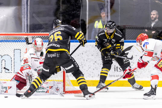 AIKs Oscar Nord oroar mot Modos målvakt Kristers Gudlevskis