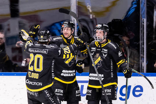 AIKs Richard Gynge (m) jublar med lagkamrater