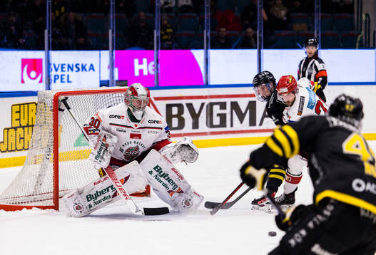 Modos målvakt Kristers Gudlevskis agerar