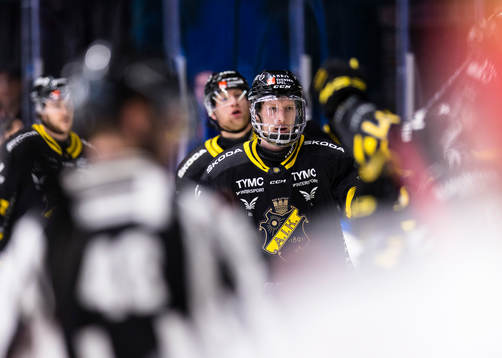 AIKs Oscar Öhman gör 1-2 reduceringen och gratuleras av