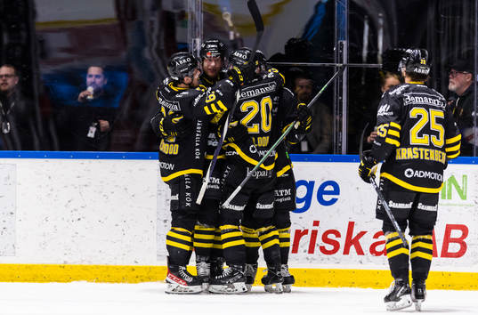 AIKs Oscar Öhman gör 1-2 reduceringen och gratuleras av