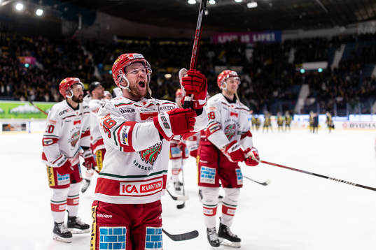Modos Sebastian Ohlsson jublar