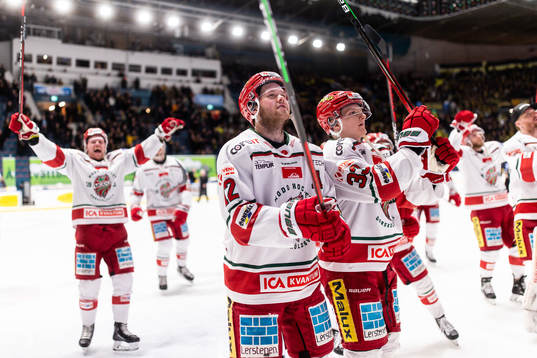 Modos spelare med Oscar Pettersson (m) jublar