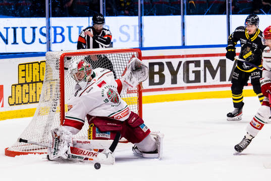 Modos målvakt Kristers Gudlevskis med en räddning