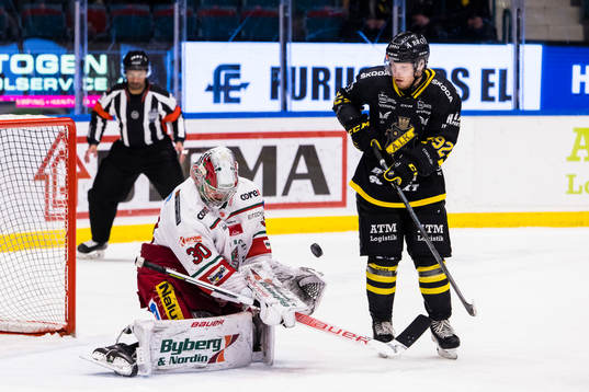 Modos målvakt Kristers Gudlevskis med en räddning