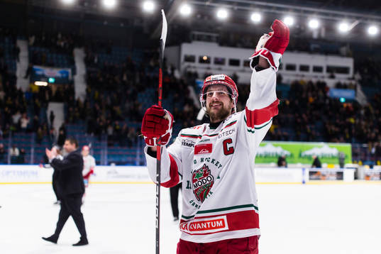 Modos Emil Wahlberg jublar och firar med fansen