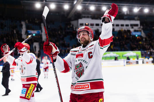 Modos Emil Wahlberg jublar och firar med fansen