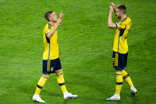 Viktor Gyökeres of Sweden celebrates with Mattias Svanberg