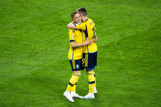 Viktor Gyökeres of Sweden celebrates with Mattias Svanberg