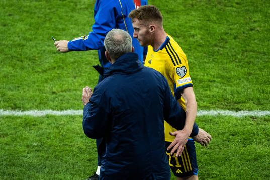 Head coach Janne Andersson and Dejan Kulusevski of Sweden