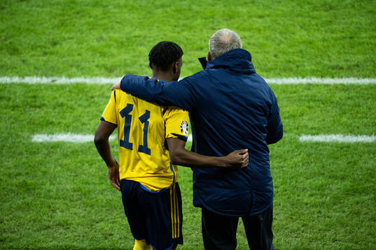Anthony Elanga and Head coach Janne Andersson of Sweden