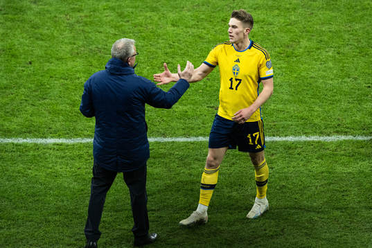 Head coach Janne Andersson of Sweden and Viktor Gyökeres