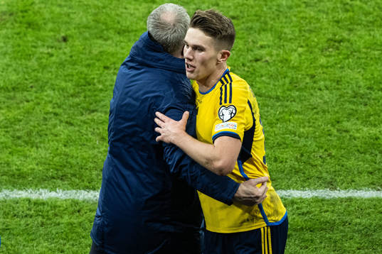 Head coach Janne Andersson of Sweden and Viktor Gyökeres