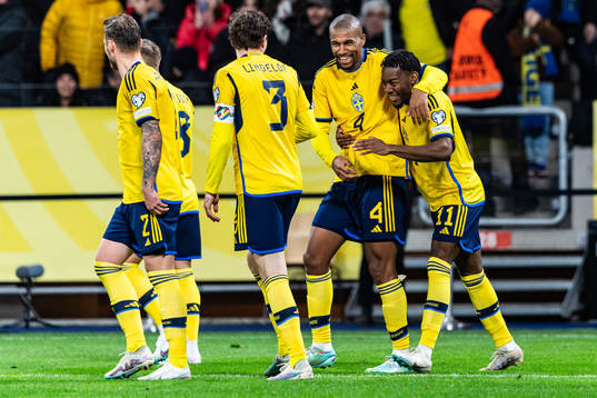 Isak Hien and Anthony Elanga of Sweden  celebrate
