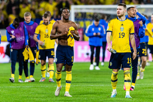 Anthony Elanga and Mattias Svanberg of Sweden