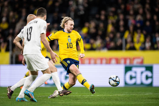 Emil Forsberg of Sweden scores 1-0