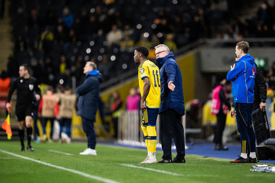 Anthony Elanga and Head coach Janne Andersson of Sweden