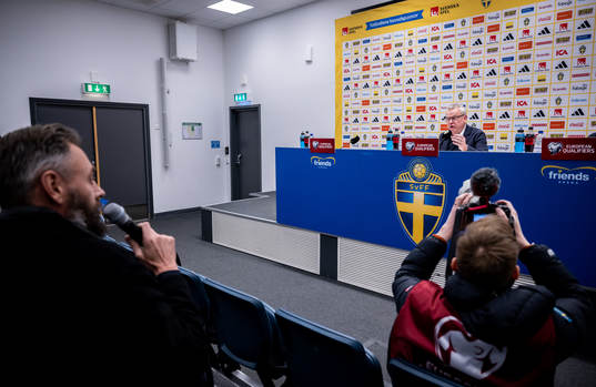 Journalist Olof Lundh and Head coach Janne Andersson of