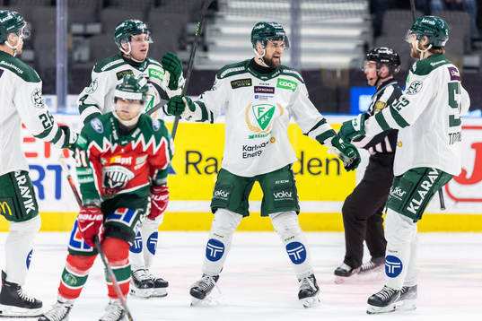 Färjestads Henrik Björklund jublar med lagkamrater
